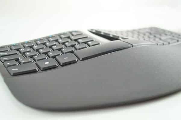 Rückenschmerzen am Arbeitsplatz auflösen - Yoga@Work 11 Rückenschmerzen am Arbeitsplatz auflösen - Yoga@Work 1