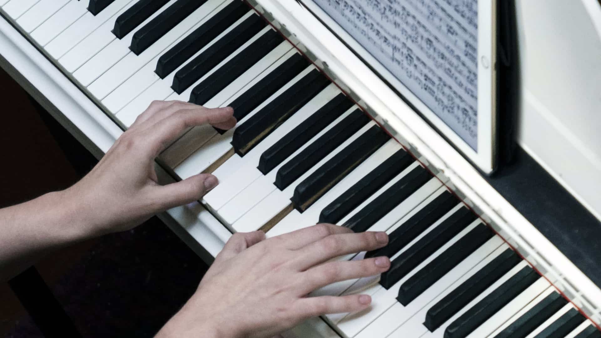 Klavierschule Onlinekurs mit Musiklehrer Andreas Czeppel - becomePro