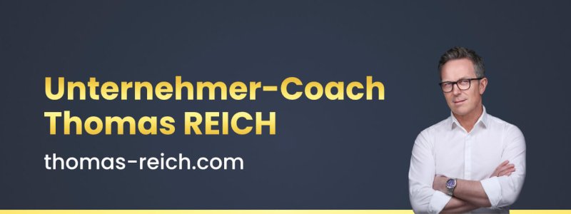 Unternehmer-Coach Thomas Reich mit Brille und weißem Hemd vor dunkelblauem Hintergrund