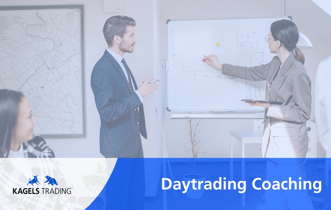 Daytrading Coaching mit Corvin Schmoller, zwei Geschäftspersonen an Whiteboard mit Aufwärtstrends