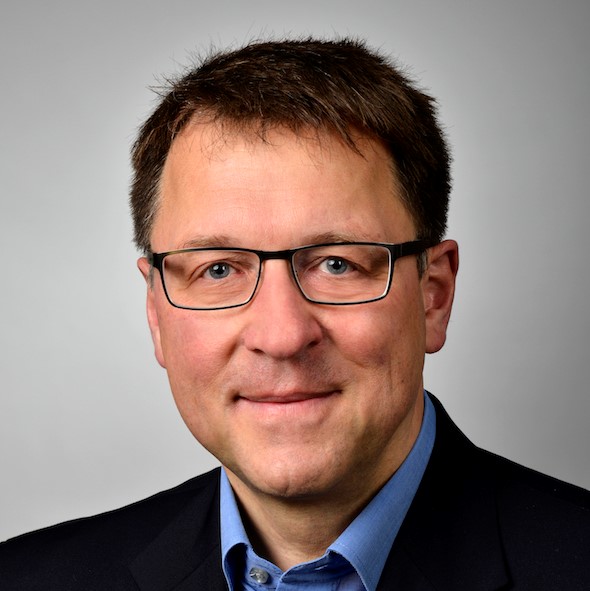 1. Deutscher Omega-3-Kongress – Omega-3-Vortragsaufzeichnungen 2 Portrait von Bischoff, Mann mit Brille und dunklem Haar in blauem Hemd und Anzug