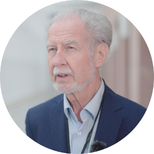 1. Deutscher Omega-3-Kongress – Omega-3-Vortragsaufzeichnungen 6 Rundes Porträt von Prof. Dr. med. Jörg Spitz, älterer Mann mit grauem Haar im blauen Blazer