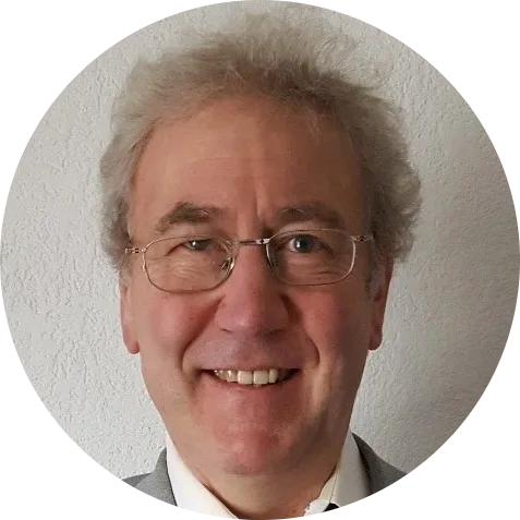 1. Deutscher Omega-3-Kongress – Omega-3-Vortragsaufzeichnungen 4 Rundes Porträt von Schmiedel, älterer Mann mit Brille und grauem Haar im Anzug