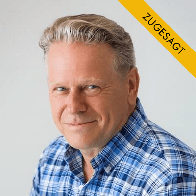 Raho Bornhorst, älterer Mann mit grauem Haar, blauem Karohemd, vor hellem Hintergrund
