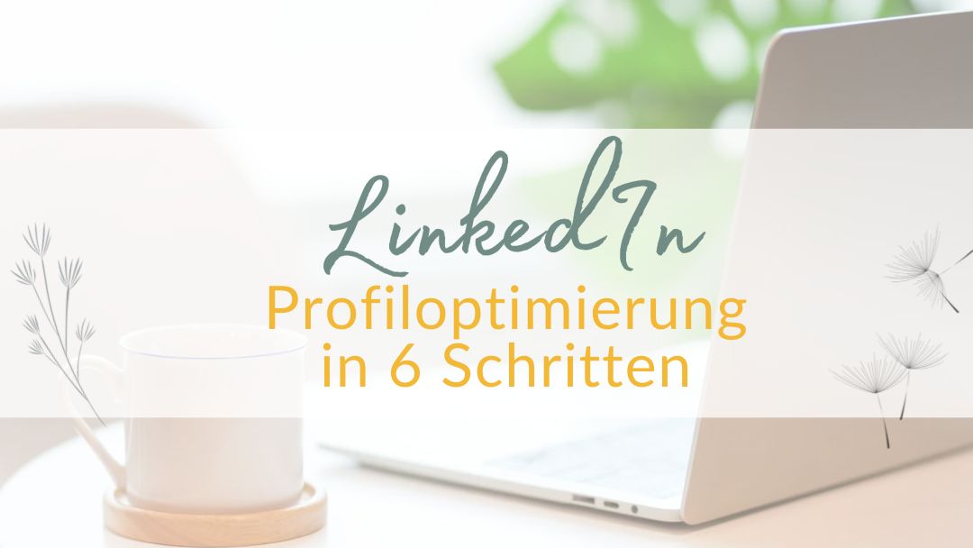 Banner mit Text LinkedIn Profiloptimierung in 6 Schritten, Laptop, Kaffee und Deko-Elementen, Grün- und Gelbtöne