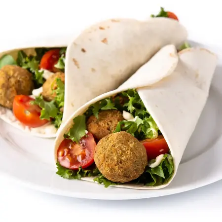 Falafel Wraps mit Kichererbsen-Bällchen, Tomaten, Salat und Sauce in Fladen