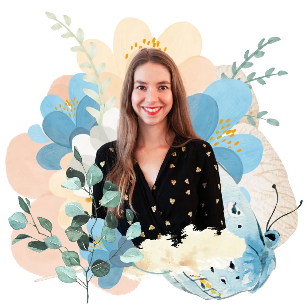 Porträt einer lächelnden Frau mit braunen Haaren und rotem Lippenstift vor floraler Illustration mit blauen und cremefarbenen