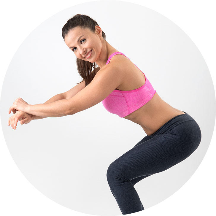 12 Wochen Fatburner Abnehmprogramm – Videokurs zum Abnehmen 4 Frau in pinkem Sport-Top und schwarzer Hose macht eine Trainingsposition