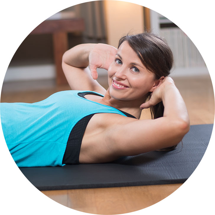 12 Wochen Fatburner Abnehmprogramm – Videokurs zum Abnehmen 11 Frau in blauem Top beim Training auf Yogamatte, Veränderungs-Demonstrationsbild