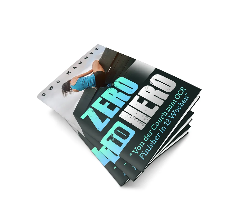 3D Mockup OCR Trainingsplan Einsteiger Kurzdistanz Cover mit Frau beim Klimmzug-Training