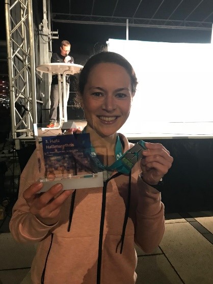 Maike Döhling mit Medaille und OCR Trainingsplan Urkunde nach erfolgreichem Wettkampf