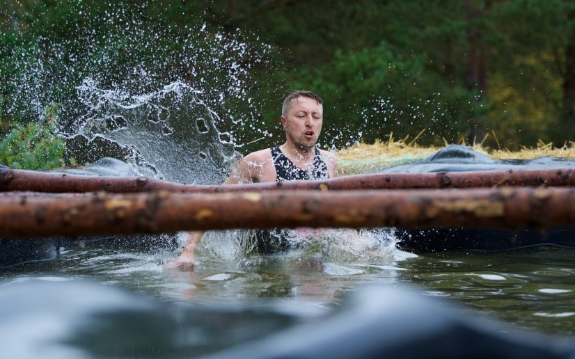 Mann Stefan beim Sprung über Wasserhindernis im OCR Wettkampf – Kundenbewertung zum Trainingsplan