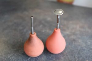Zwei korallenrosa Spritzflaschen mit Metalldüsen für Blumenpflege