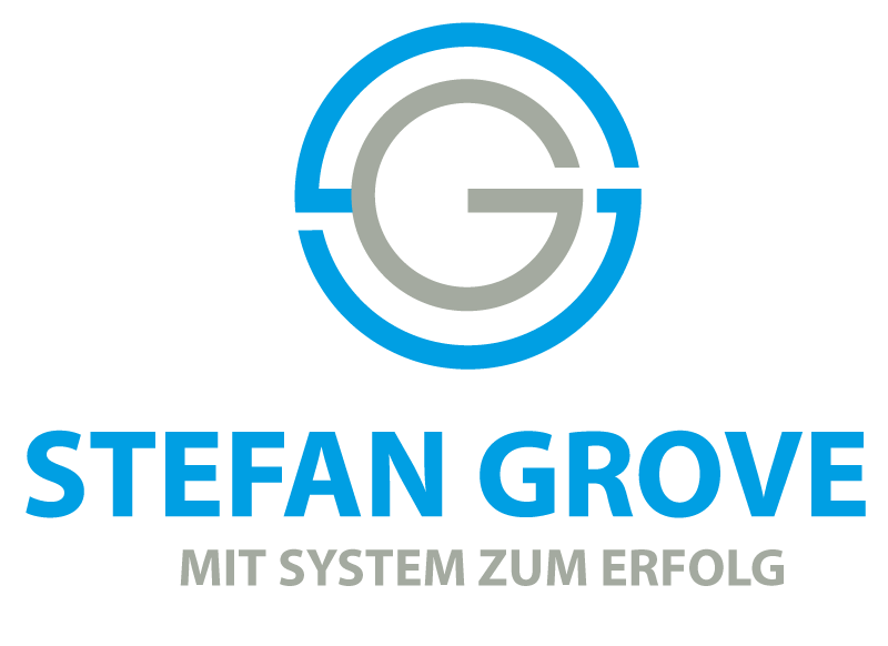 Stefan Grove Logo mit grauem G und blauem Kreis, Tagline Mit System zum Erfolg