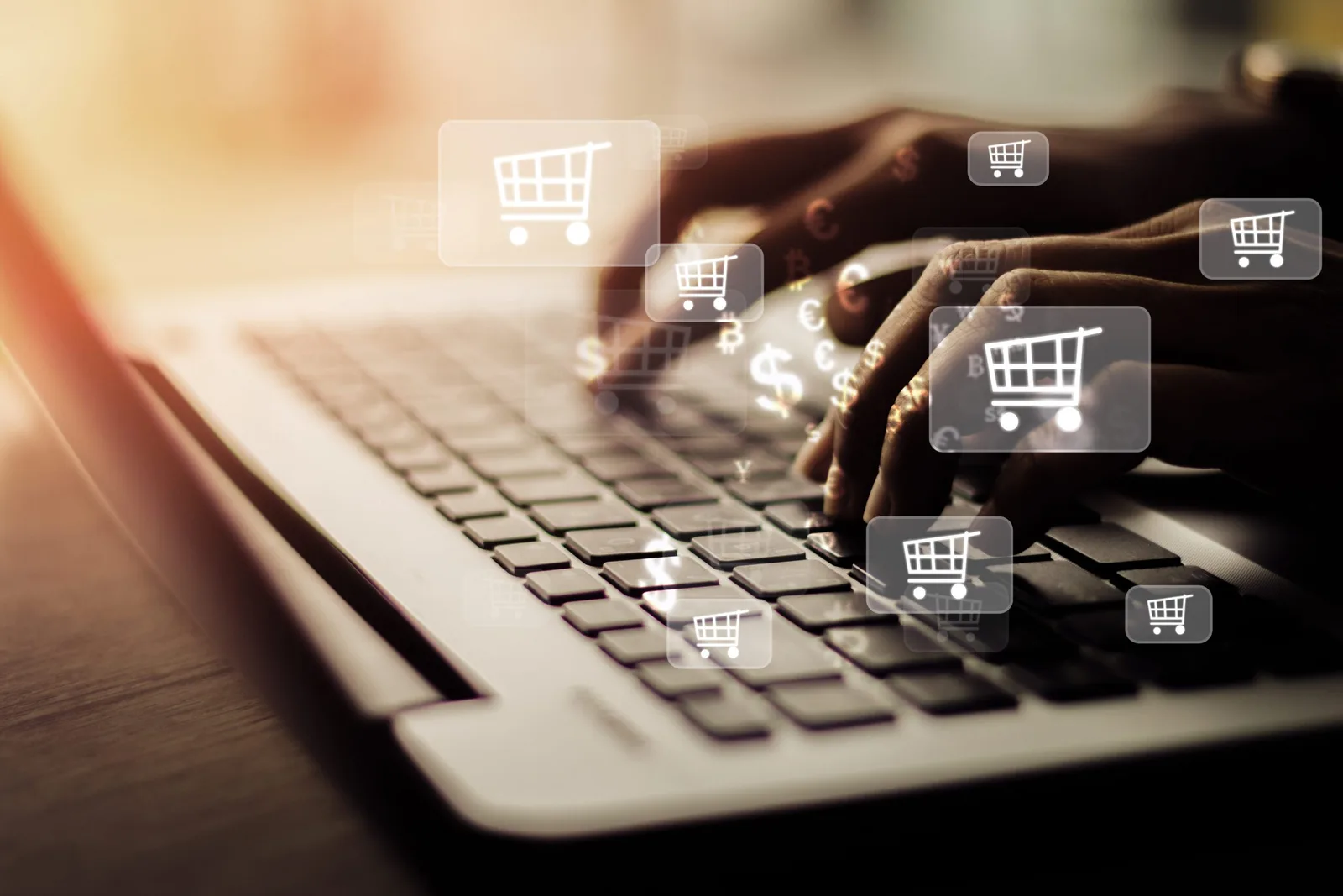 Symbolbild Laptop mit Händen und schwebenden Shopping-Cart-Icons zum Thema E-Commerce und Online-Shop