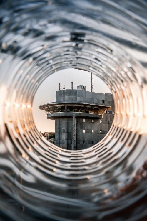 Architektur durch Metallrohr: Überwachungsturm im Fokus, versetzte Linseneffekt