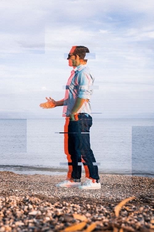 Person am Strand mit Scan-Linien-Effekt, Doppelbelichtung Meer und Himmel