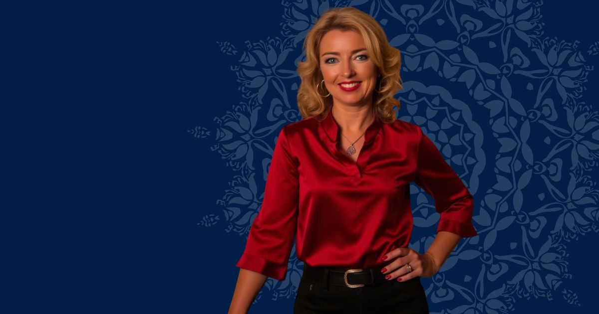 Frau mit blonden Haaren, roter Bluse vor blauem ornamentalen Hintergrund