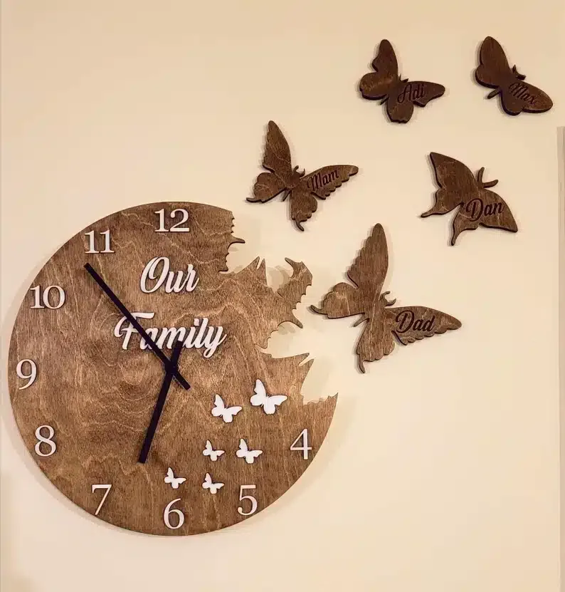 Wanduhr aus Holz mit Schmetterlinge Motiv und Familientext