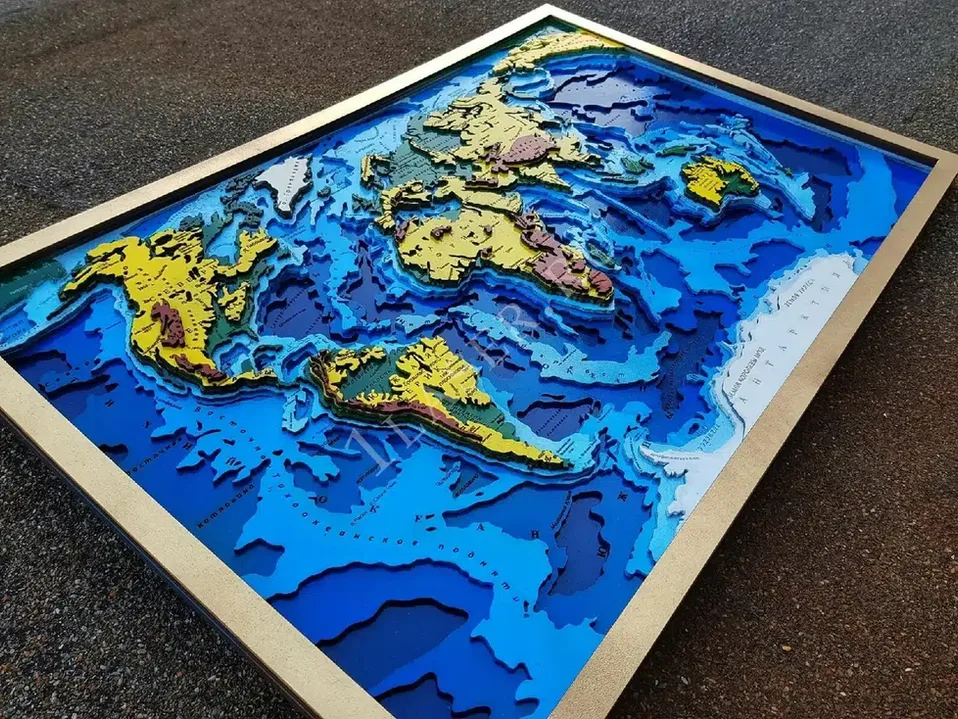 3D Weltkarte Holzmodell mit farbigen Länder-Ebenen
