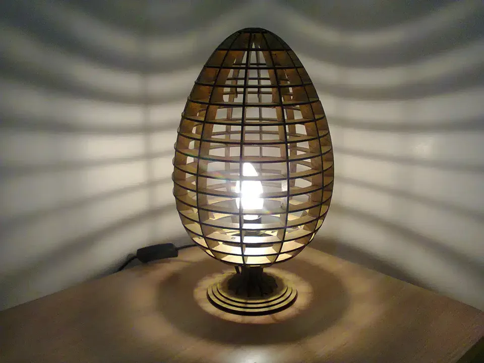 Holz-Lampe Ei-Form mit LED Beleuchtung und Gittermuster
