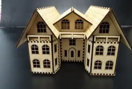 Holz-Miniaturhaus mit Satteldach und Fenster-Details