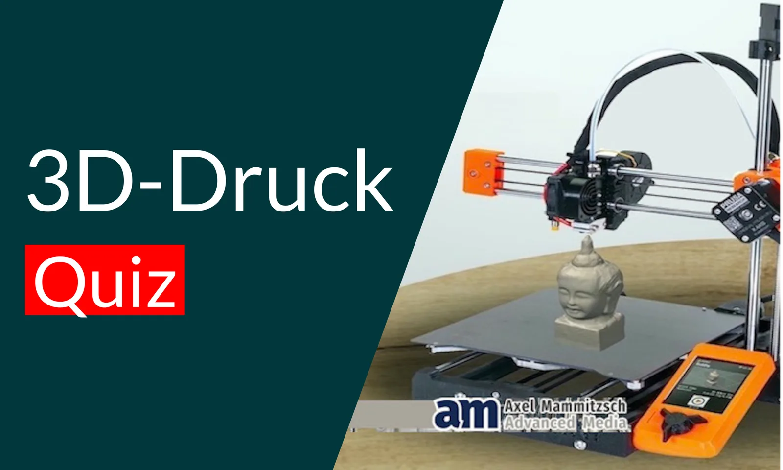 3D-Drucker mit gedruckter Büste und Quiz-Text auf dunkelgrünem Hintergrund