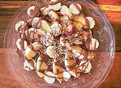 Müsli mit Apfelscheiben, Nüssen und Nussmus auf dekorativem Teller