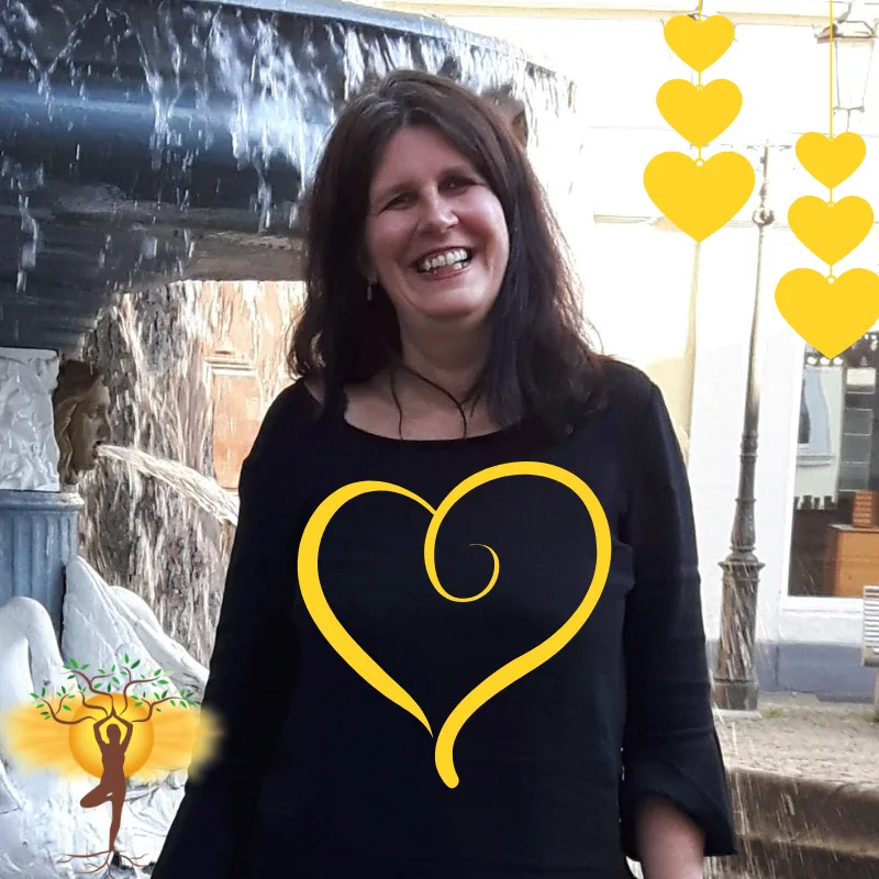 Frau mit Herz-Motiv auf schwarzem Shirt, lacht