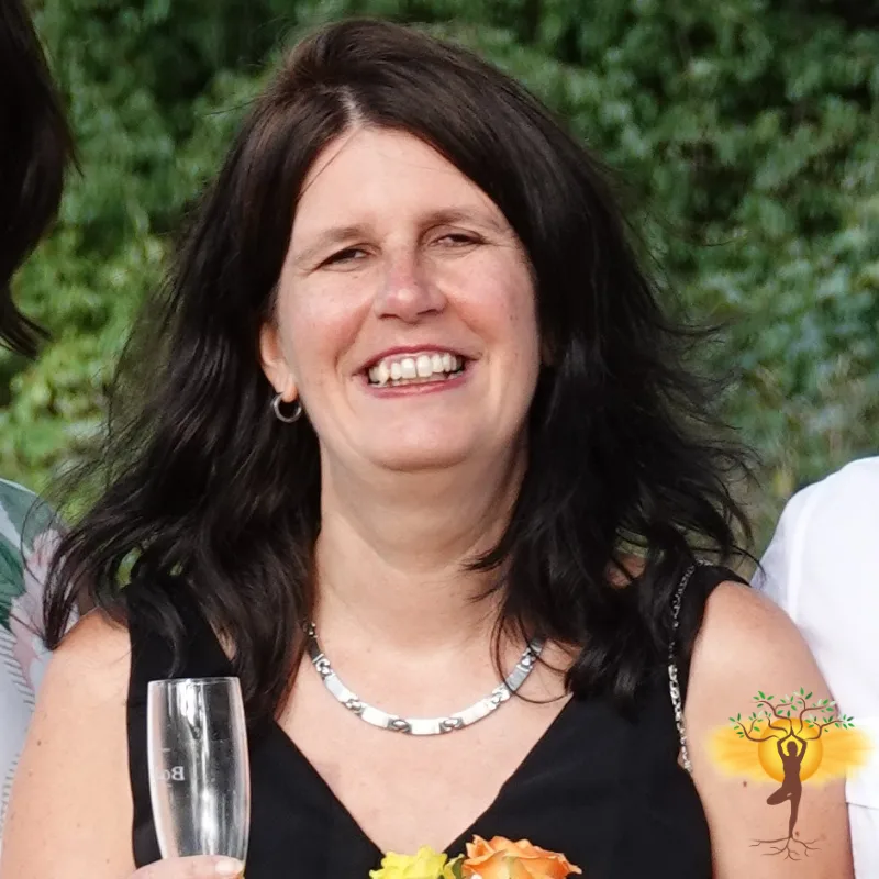 Silvia Berft lächelt vor grünem Efeu-Hintergrund