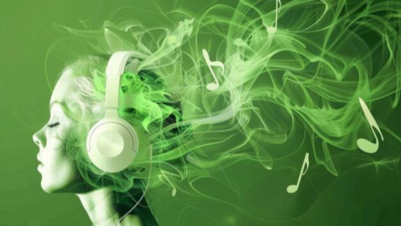 Abstrakte Illustration mit Frauenprofil, Kopfhörern und grünen Musiknoten