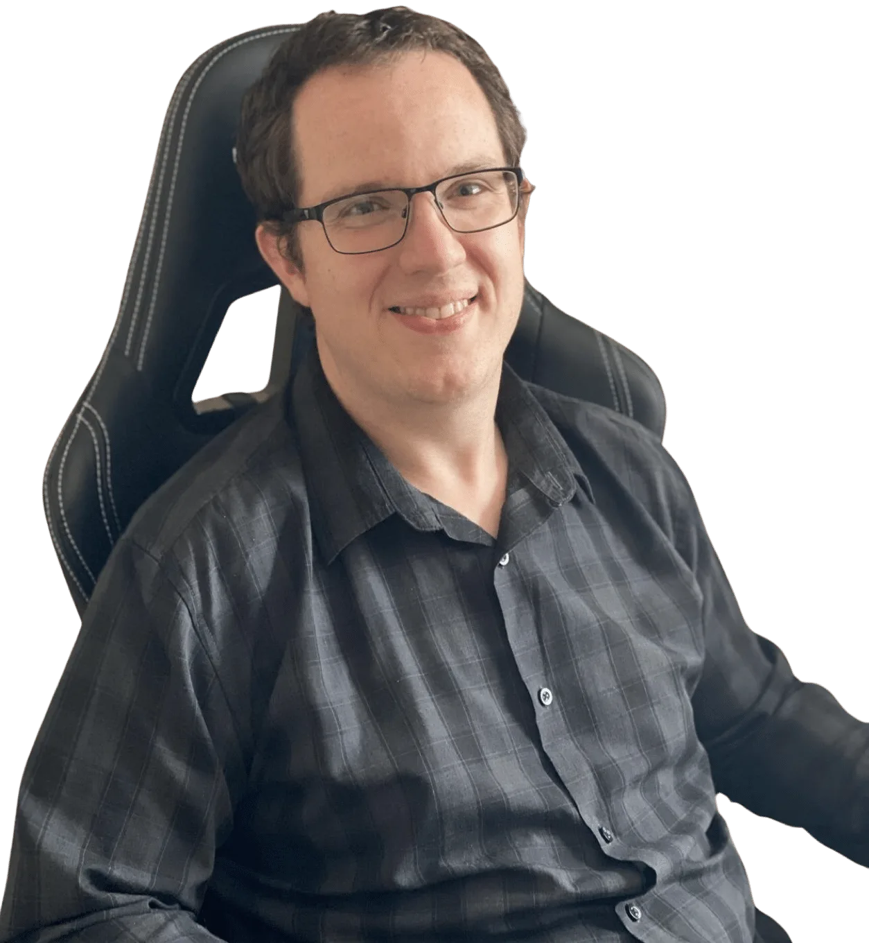 Lächelnder Mann mit Brille in kariertem dunklem Hemd, Portrait vor weißem Hintergrund