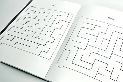 Labyrinth-Seiten im aufgeschlagenen Buch mit Stift daneben