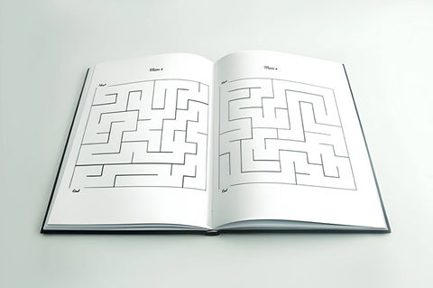 Aufgeschlagenes Buch mit zwei mittelschweren Labyrinthen auf weißen Seiten