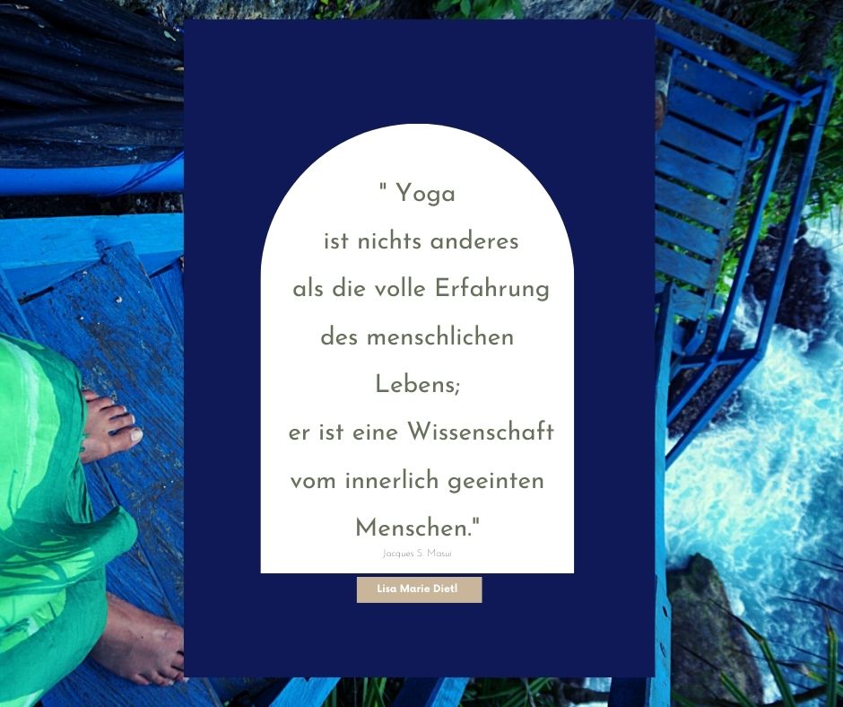 Hero-Image mit Yoga-Zitat von Jacques d'Massai auf dunkelblauem Hintergrund, umgeben von blauen Yogamatten und grünem Yogagur