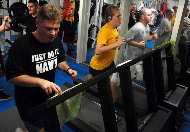 Mehrere Personen auf Laufbändern in einem Fitnessstudio während eines Trainings