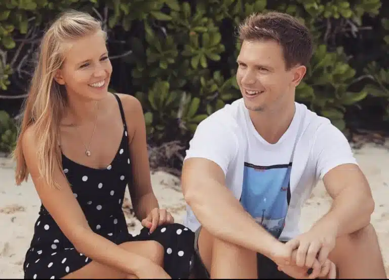Florence und Andreas am Strand, lächelnd, Keto Coaches Porträt