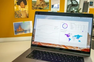 Laptop mit Web-Analytics zur regelmäßigen SEO- und Affiliate-Auswertung