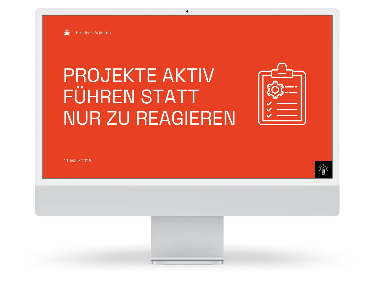Mockup eines Workshop-Präsentations-Mockups mit rotem Hintergrund und Text 'Projekte aktiv führen statt nur zu reagieren' auf