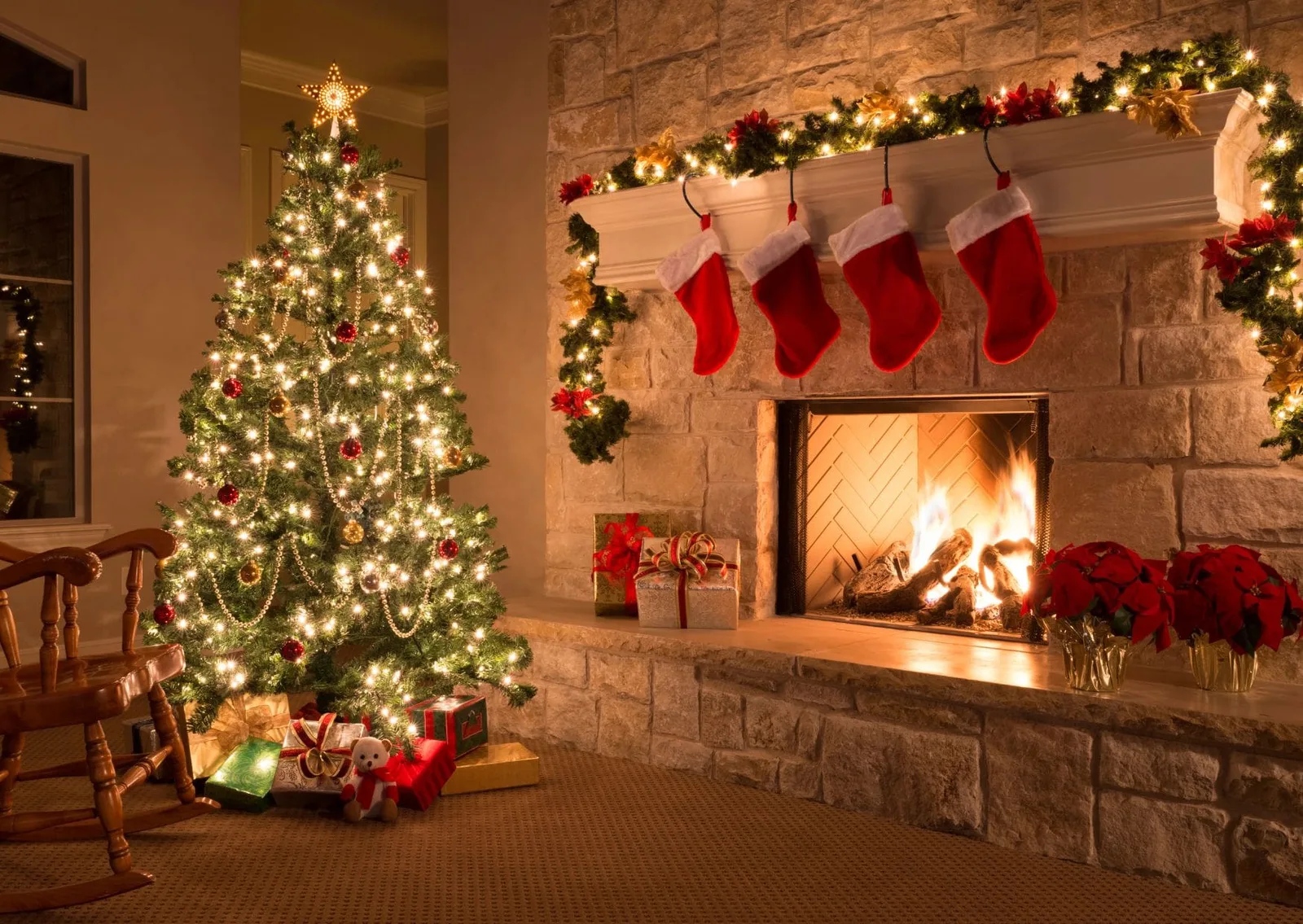 Adventskalender 2025 – Impulse bei Migräne und Stress 2 Weihnachtlich dekoriertes Wohnzimmer mit Kamin, Christbaum und roten Strümpfen
