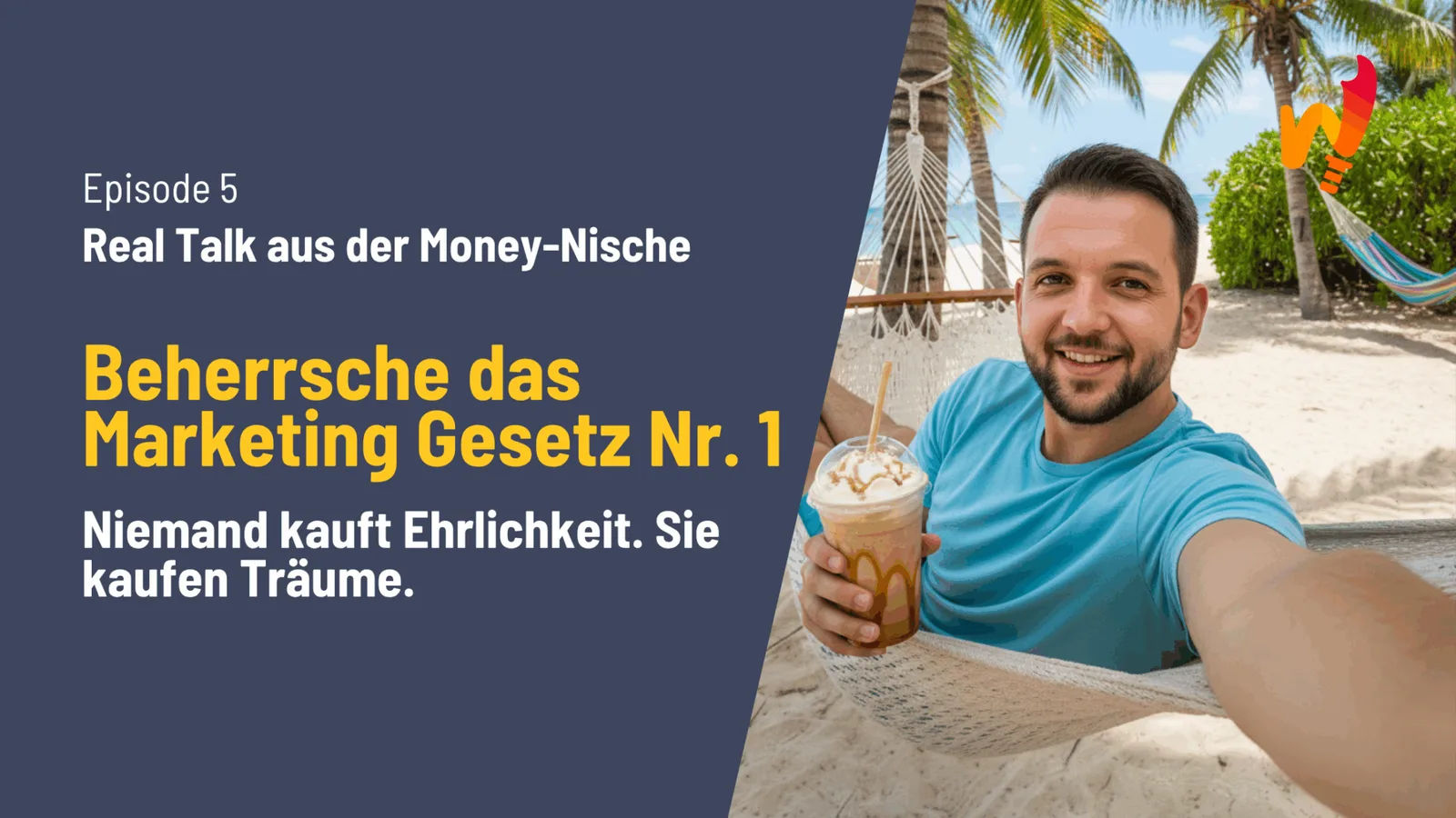 Mann am Strand mit Getränk lächelnd in türkisem Shirt vor Palmen und Hängematte