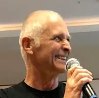 Affiliate-Marketing – Einsteigerbuch für Zusatzrente von Helmut Tietz 5 Porträt Helmut Tietz, Autor des Affiliate Marketing Buches, mit Mikrofon