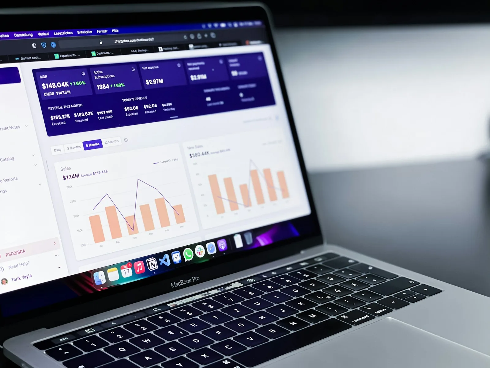 Affiliate Marketing mit KI – Praxisguide 2026 6 Analytics-Dashboard auf MacBook mit Kennzahlen, Charts und Revenue-Daten