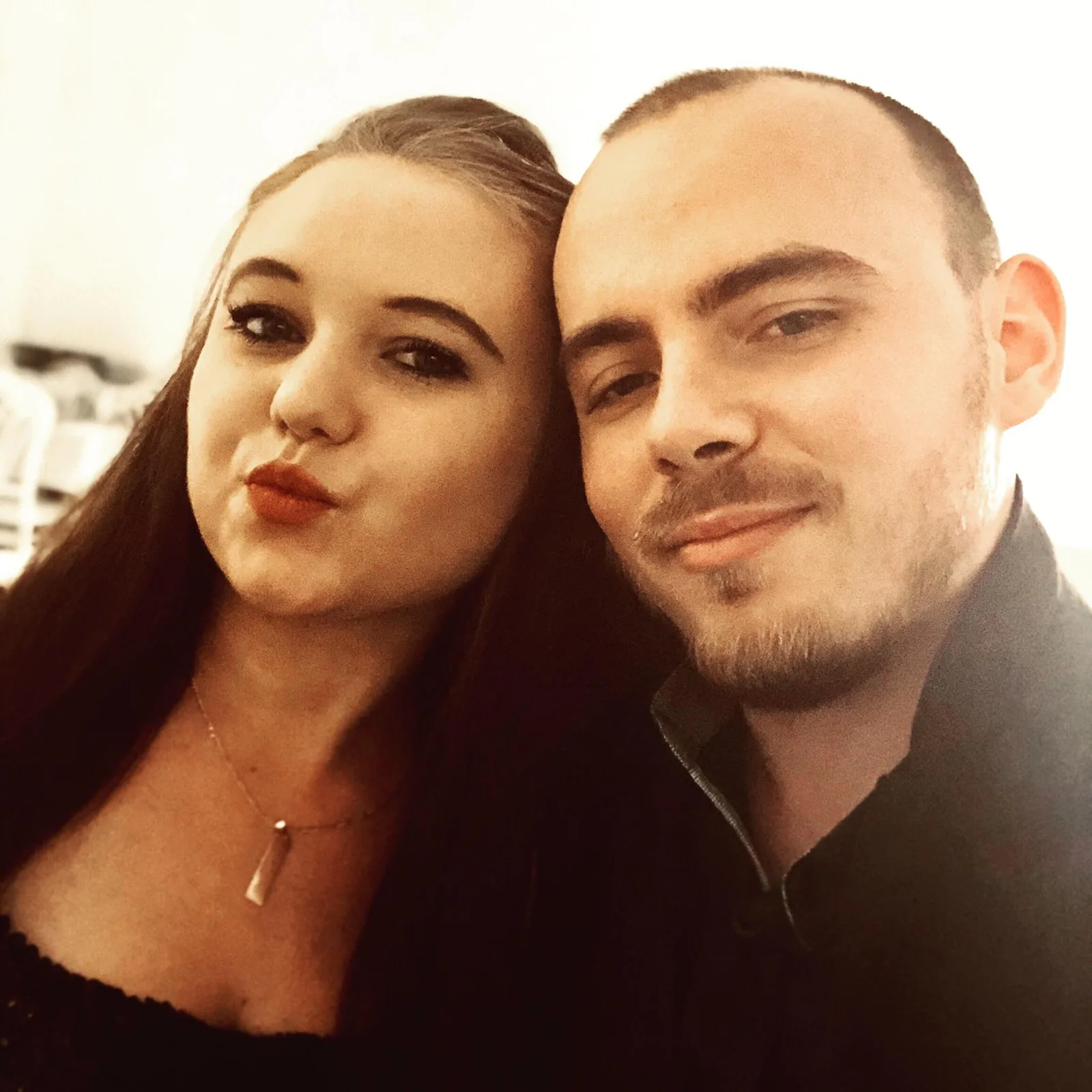 Porträtfoto eines Mannes und einer Frau in warmem Licht