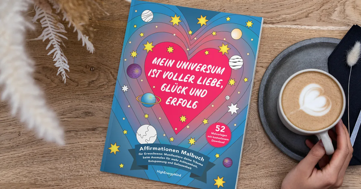Affirmationen Malbuch auf Holztisch mit Kaffee und Hand haltend