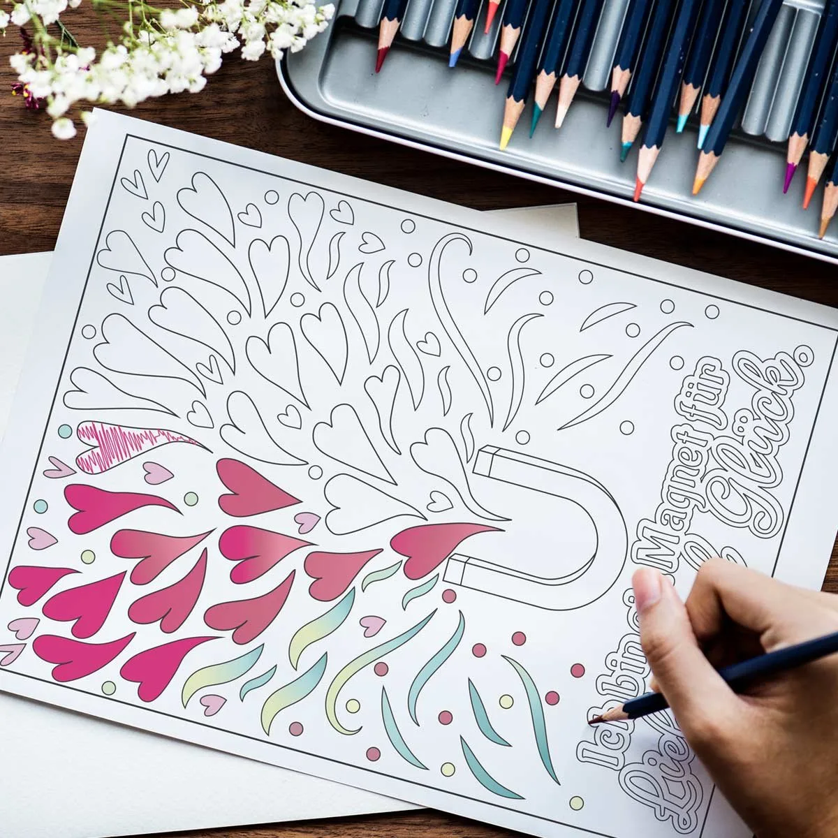 Ausmalseite mit Herzblüten-Motiv, teilweise koloriert mit Bleistiften
