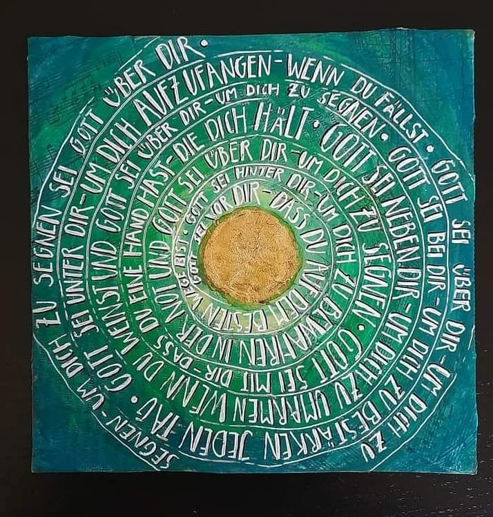 Affirmationen-Mandala mit türkisem Hintergrund, goldener Mittelpunkt und spiralförmig angeordnetem Text
