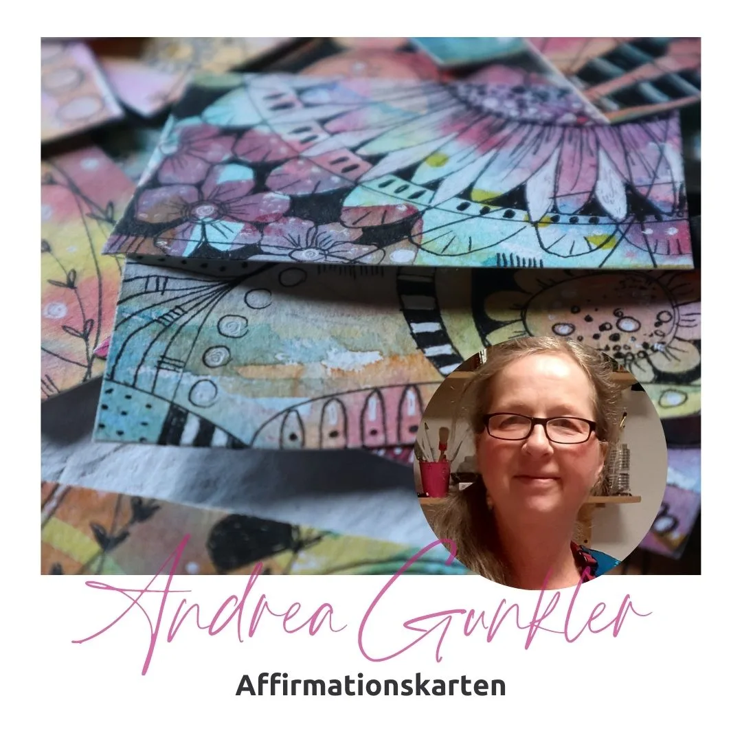 Andrea Gunkler mit bemalten Affirmationskarten, bunte Blumenmuster in Aquarell