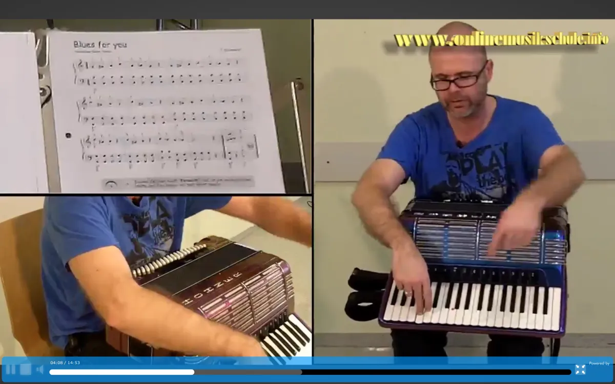 Akkordeon spielen lernen für Anfänger von Martin Kaiser 9 Videokurs-Szenen: Notenblatt Auld Lang Syne, Akkordeon-Haltung und Spielweise mit Lehrer in blauem Hemd