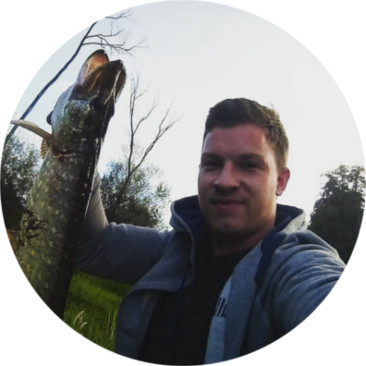 Akne Inversa – E-Book zur Ernährungsumstellung 4 Mann hält großen Fisch beim Angeln, Selfie mit Fang und Natur im Hintergrund